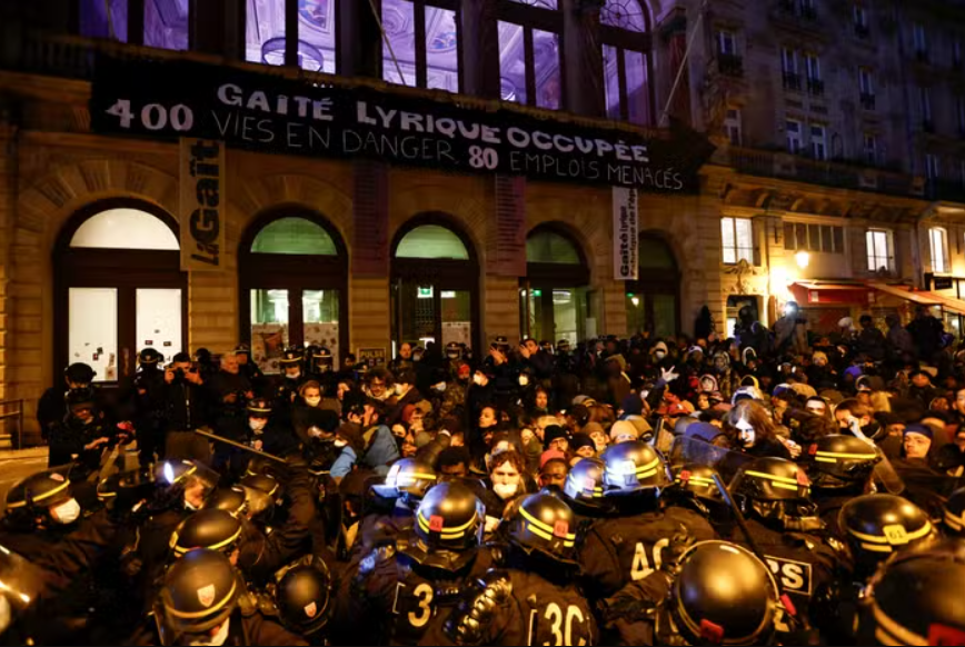 Paris – Les salariés de la Gaîté Lyrique souhaitent reprendre l’activité du lieu mais dénoncent l’évacuation sous tension des jeunes migrants